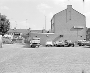 880963 Gezicht op de zijgevel van het pand Draaiweg 22-24 (café Wolf) te Utrecht, vanaf het parkeerterrein op de hoek ...